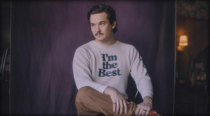 Chris Farren Presenta Su Nuevo Sencillo Y Video: “Cosmic Leash” Chris Farren Presenta Su Nuevo Sencillo Y Video: "Cosmic Leash"