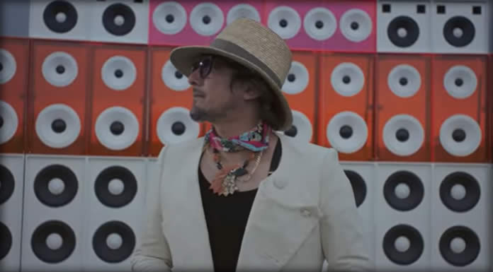 León Larregui Presenta Su Nuevo Álbum: “Prismarama” Y El Video Oficial De “Incendio De Amor/Carmelita” León Larregui Presenta Su Nuevo Álbum: “Prismarama” Y El Video Oficial De "Incendio De Amor/Carmelita"