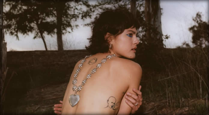 Miya Folick Presenta Su Nuevo Sencillo: "Cockroach"