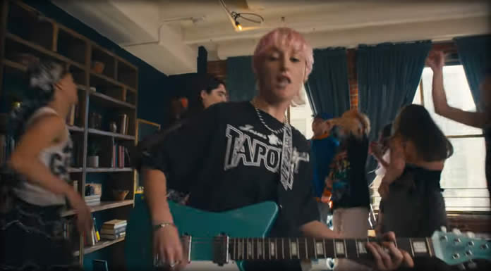 Jules Paymer Presenta Su Nuevo Sencillo Y Video: “Mommy Issues” Jules Paymer Presenta Su Nuevo Sencillo Y Video Mommy Issues