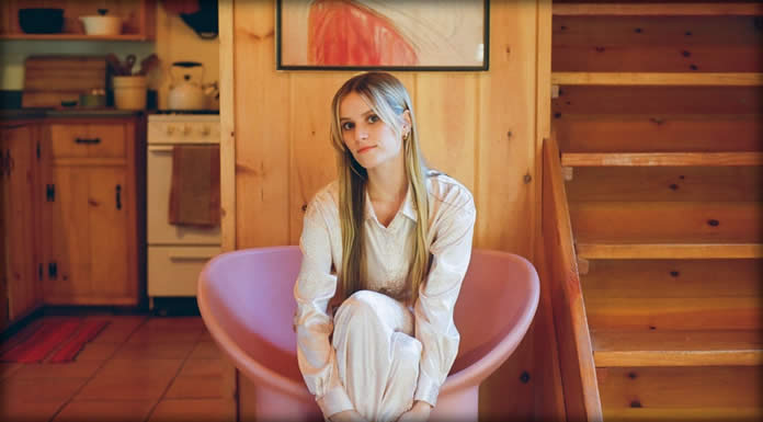 Rosie Darling Presenta Su Nuevo Sencillo Y Video: "Boxes"