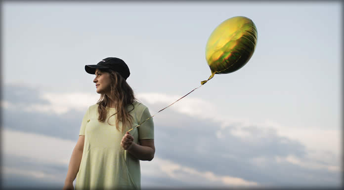 Astrid Cordes Presenta Su Nuevo Sencillo: "Surrender"