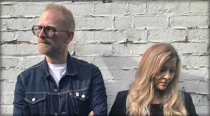 Karamelien Presenta Su Nuevo Sencillo: “Living With The Moon” Karamelien Presenta Su Nuevo Sencillo: "Living With The Moon"