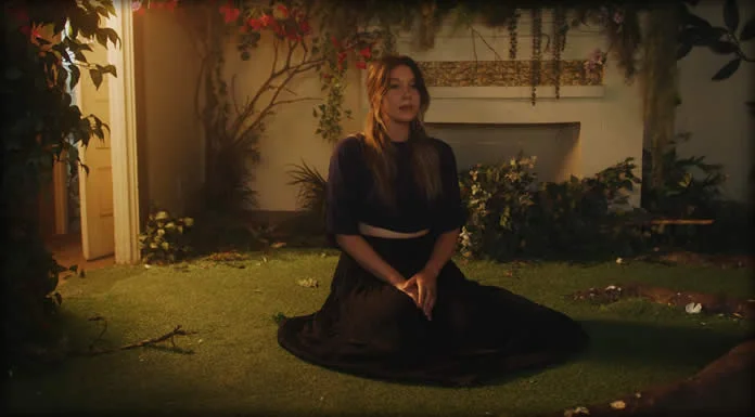 Bre Kennedy Presenta Su Nuevo Sencillo Y Video: "The Vase"