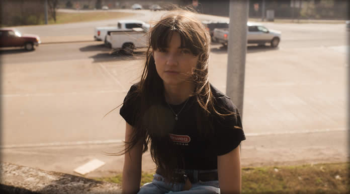 Emma Ogier Presenta Su Nuevo Sencillo: "Too Young For That"