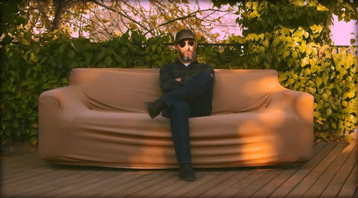 J Presenta Su Nuevo Sencillo Y Video: "Era Una Flecha" Con Imágenes Del Archivo De Zulueta