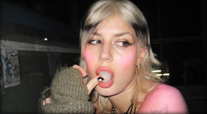 Viji Presenta Su Nuevo Sencillo Y Video: “Karaoke” Viji Presenta Su Nuevo Sencillo Y Video: “Karaoke”