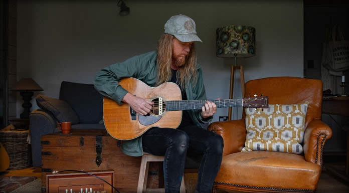 Stu Larsen Presenta Su Nuevo EP: "Songs I Wrote" Y El Video Acústico De "Out Of The Blue"