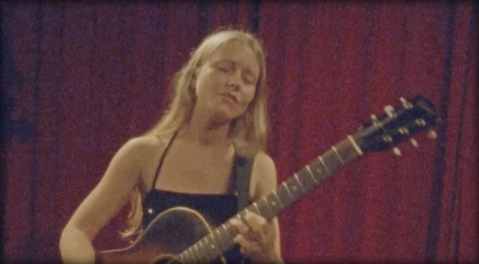 Alice Phoebe Lou Presenta Su Nuevo Sencillo: "Pretender"