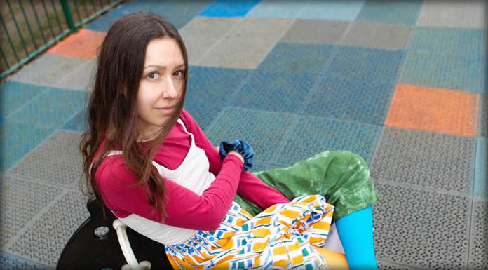 Natalie Holmes Presenta Su Nuevo Sencillo Y Video: "To Be A Woman"