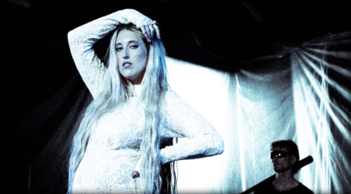 Evalyn Presenta Su Nuevo Sencillo Y Video: "Playstation"