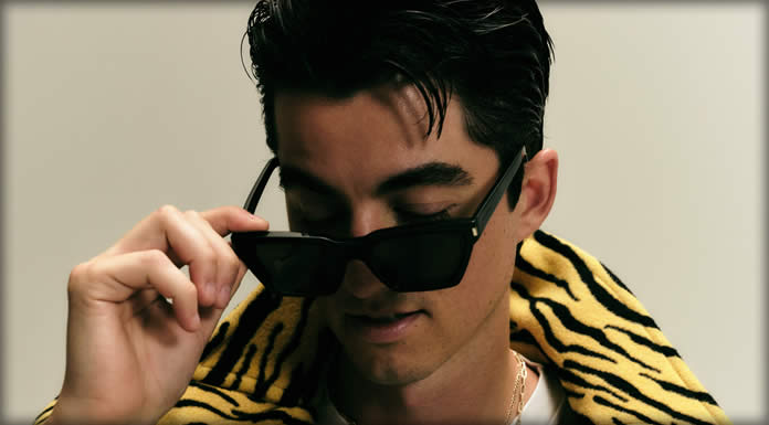 Elijah Woods Presenta Su Nuevo Sencillo Y Video: “Slicked Back Hair”