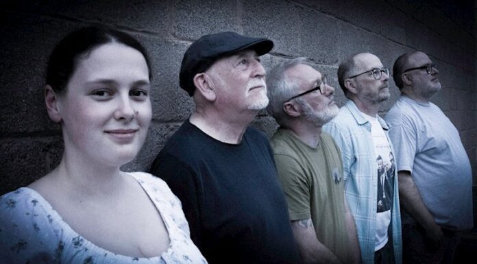 Falling Into View Presenta Su Nuevo Sencillo: "On With The Show"