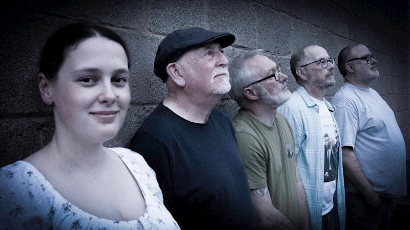 Falling Into View Presenta Su Nuevo Sencillo: "On With The Show"