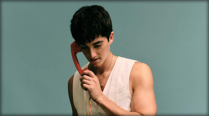 Elijah Woods Presenta Su Nuevo Sencillo Y Lyric Video: "I Miss You"