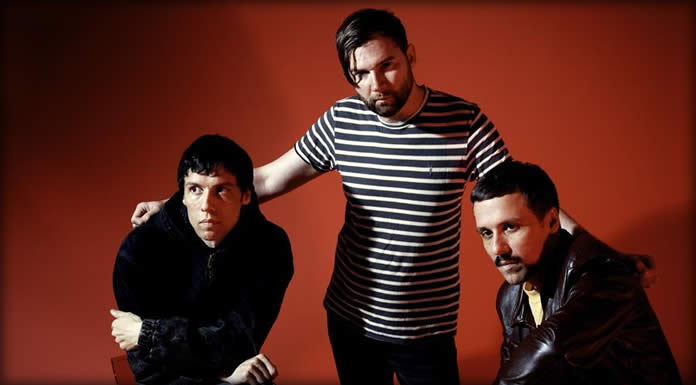 The Cribs Presentan Su Nuevo Sencillo Y Video: “A Point Too Hard To Make” The Cribs Presentan Su Nuevo Sencillo Y Video: "A Point Too Hard To Make"