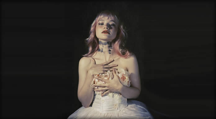 Ella Red Presenta Su &Aacute;lbum Debut: "It&rsquo;s Not Real" Y El Video Oficial Titular