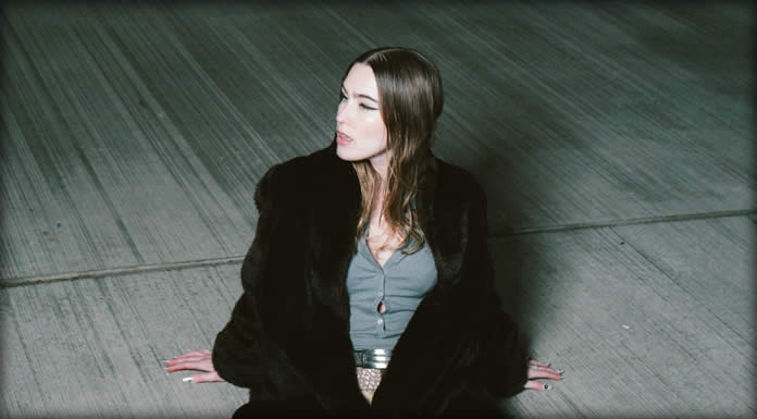 Simone Ledet Presenta Su Sencillo Debut: "Blame You"