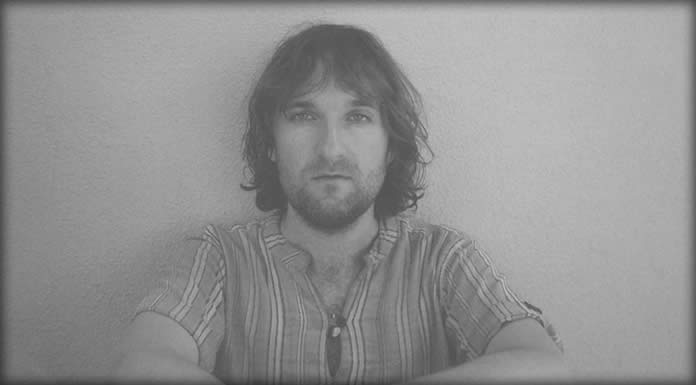 Angelo De Augustine Presenta Su Nuevo Álbum: "Angel In Plainclothes"